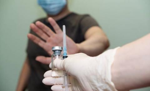 Funcionário que se recusar a tomar vacina pode ser dispensado por justa causa