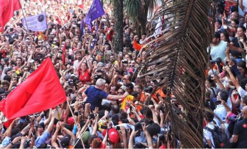 Lula volta para dentro do sindicato após militantes impedirem saída de carro