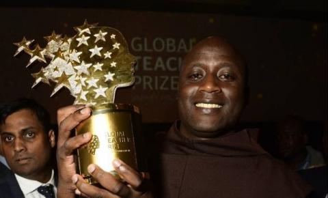 Queniano é eleito melhor professor do mundo e ganha um milhão de dólares