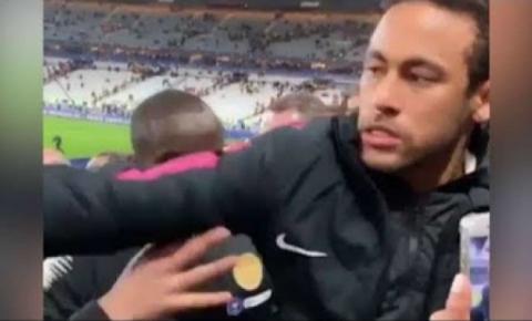Neymar dá soco em torcedor após vice do Paris Saint-Germain na Copa da França