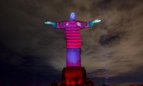 ​Camisa do Flamengo é projetada no Cristo Redentor