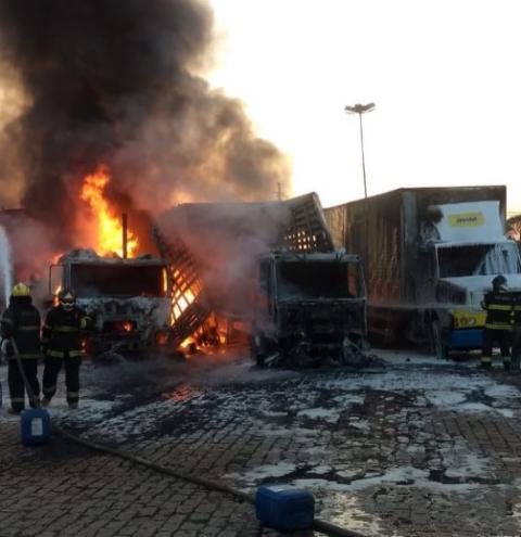 Carretas pegam fogo em transportadora de Nova Odessa 