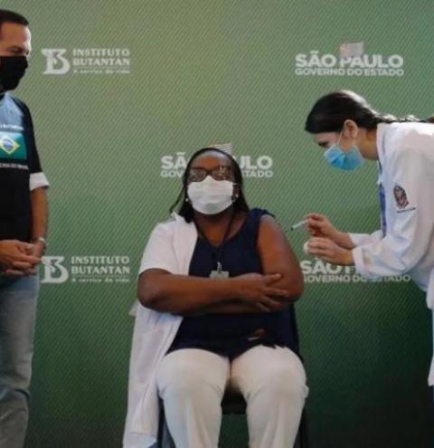 Enfermeira da linha de frente é a primeira brasileira vacinada