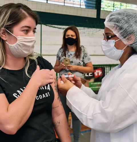Vacinação contra Covid-19 acontece neste sábado no Assaí Atacadista